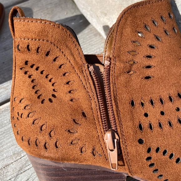 NWT Carlos by Carlos Santana Victory Microsuede Cut-Out Ankle Boot in 8.5 - Picture 6 of 9